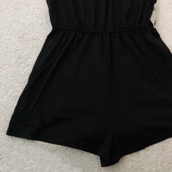2 for $25🌼 SHEIN Black Keyhole back Halter Romper - Picture 10 of 10